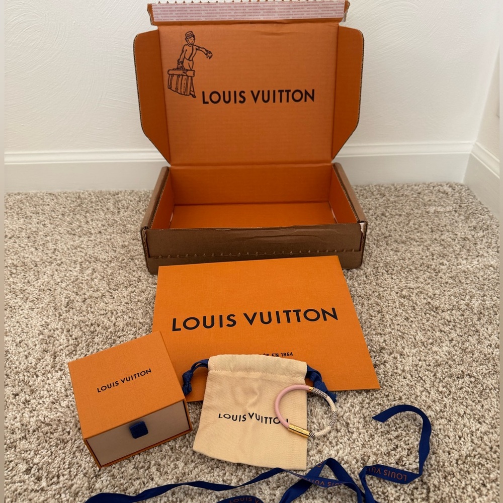 Louis Vuitton Daily Confidential Bracelet Sz 17 Authentic like new
